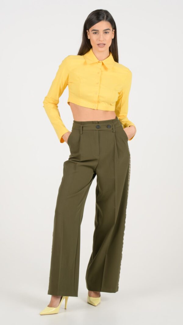Wide leg, high-waisted trousers, with pied de poule details.