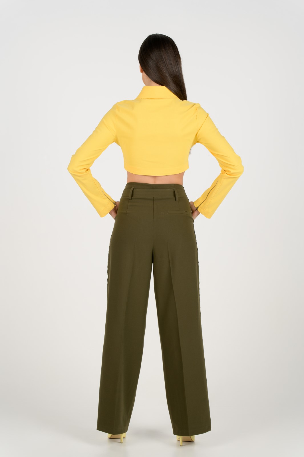 Wide leg, high-waisted trousers, with pied de poule details, back.