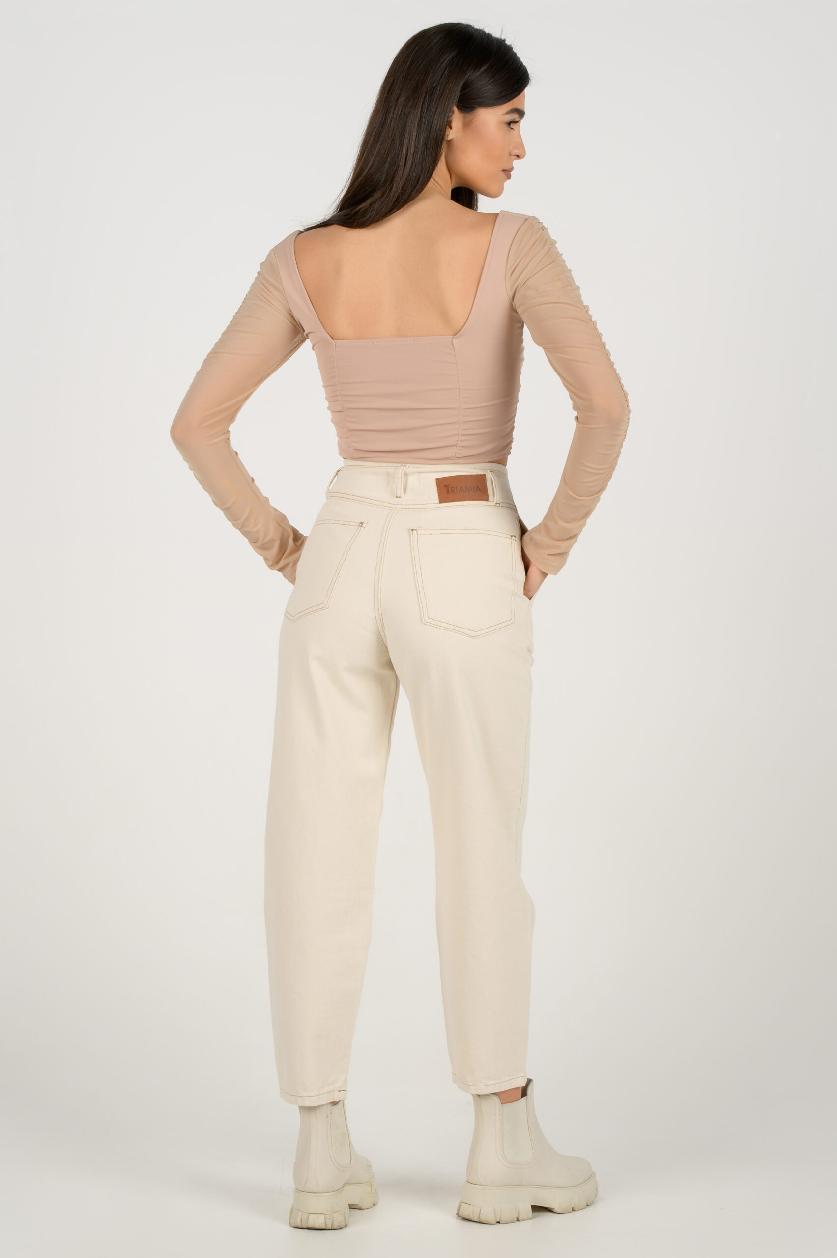 Ivory balloon high-waisted jeans, back side.