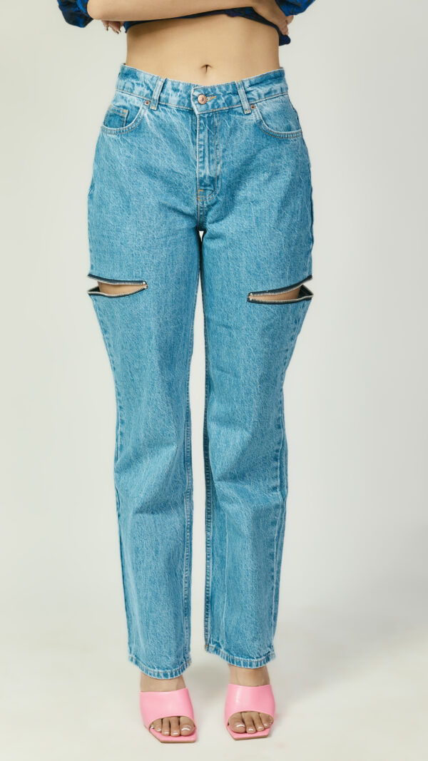 Blue Jeans with zipper details on the sides of the thighs.