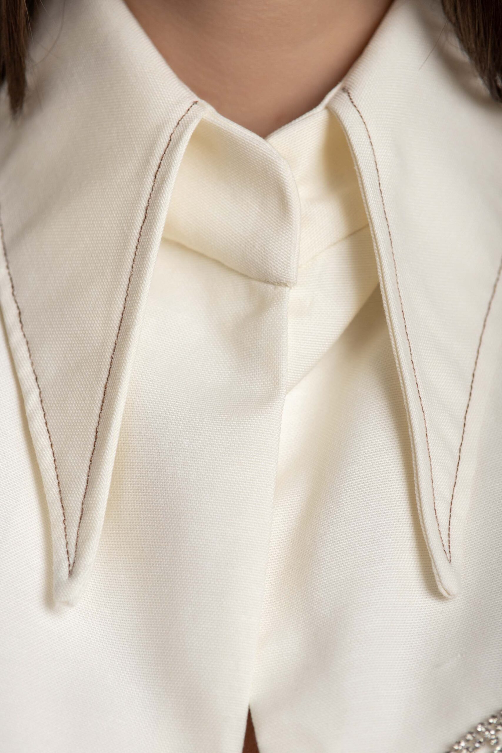 Linen Cropped Blazer-Top collar details.