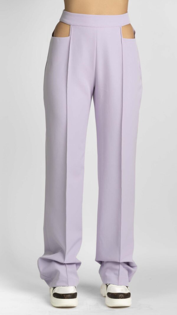 Lilac straight line trousers, with cut-out details on the waist and sewn crease.