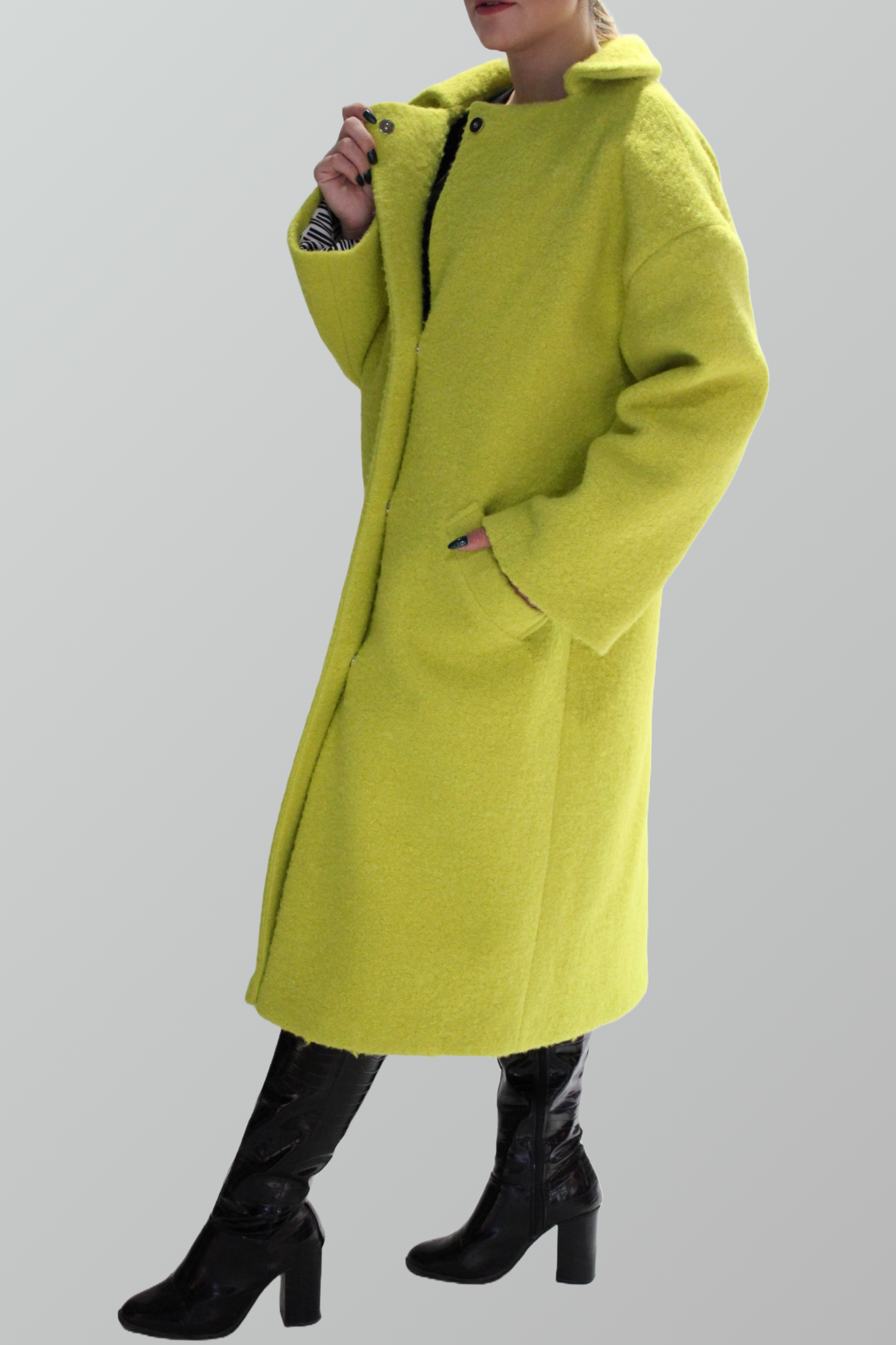 Wool Coat in Lime green with long sleeves, pockets and magnetic-button fastening.