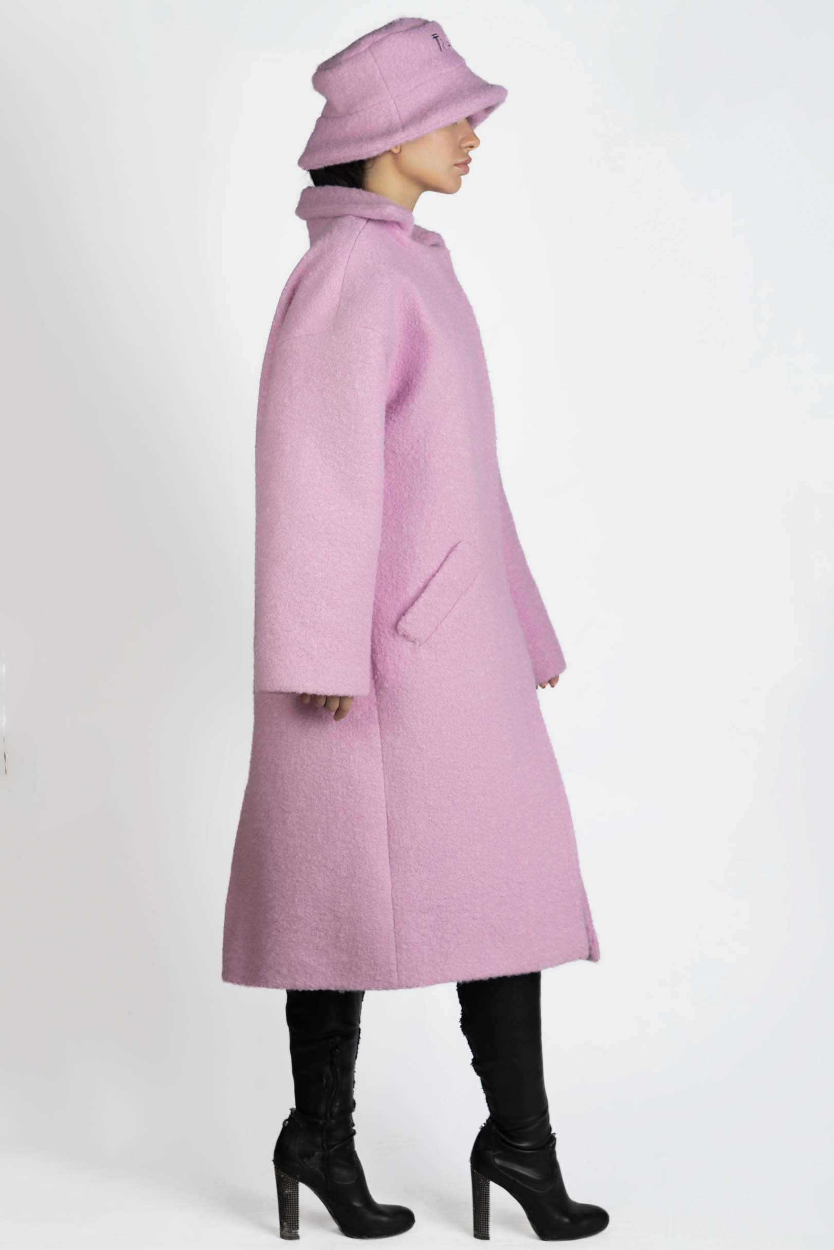 Wool Coat in Pink with long sleeves, pockets and magnetic-button fastening. Side photo.