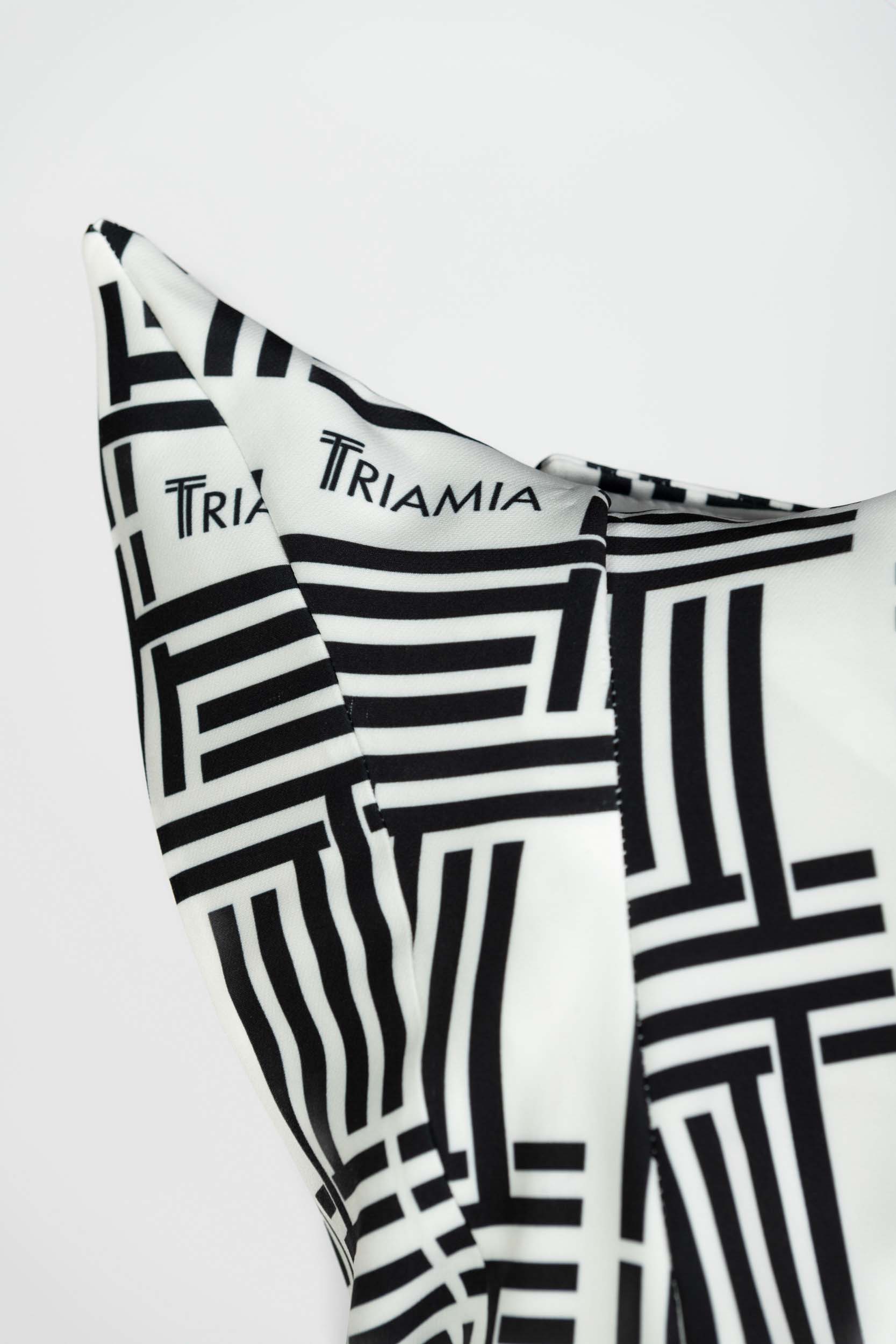 Blazer with triamia black and white pattern, pointed shoulders.