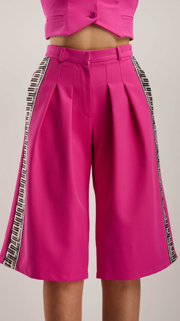 Bermuda Pants in fuchsia with pleats and triamia pattern on the sides