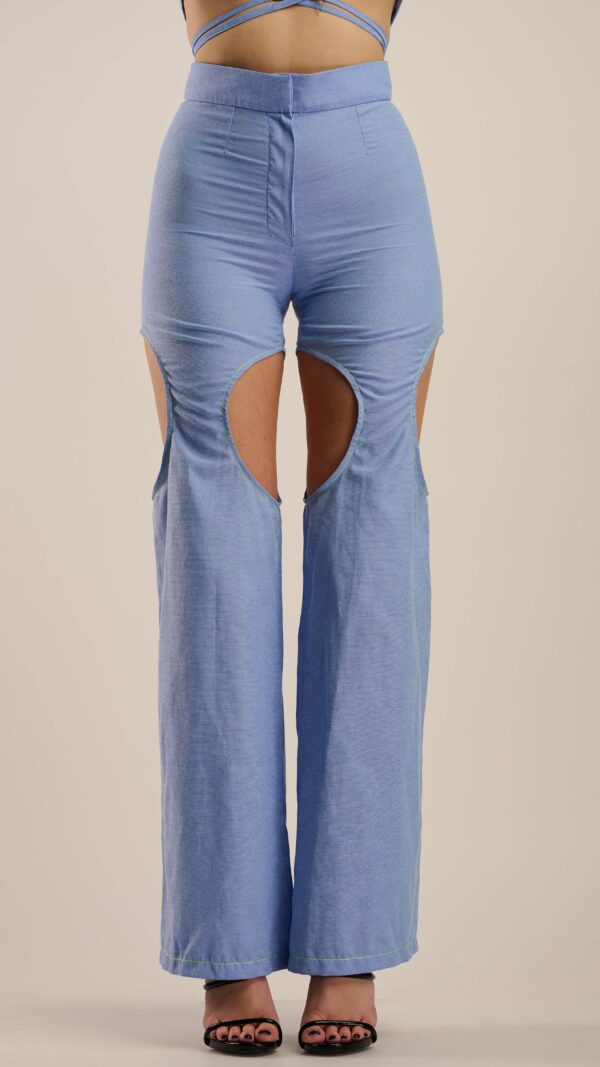 Jeans in sky blue with cut-outs on thighs